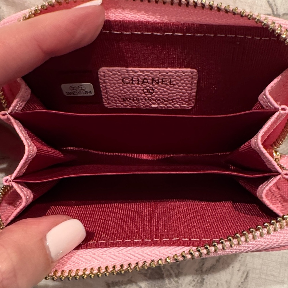 Chanel style pink zip around card case - Picture 3 of 3